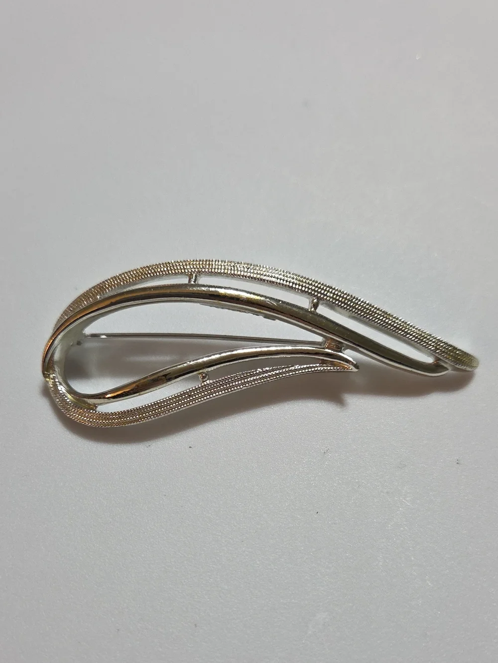 Vintage Sarah Coventry Silver Tone Modernist Abstract Ribbon Brooch Pin